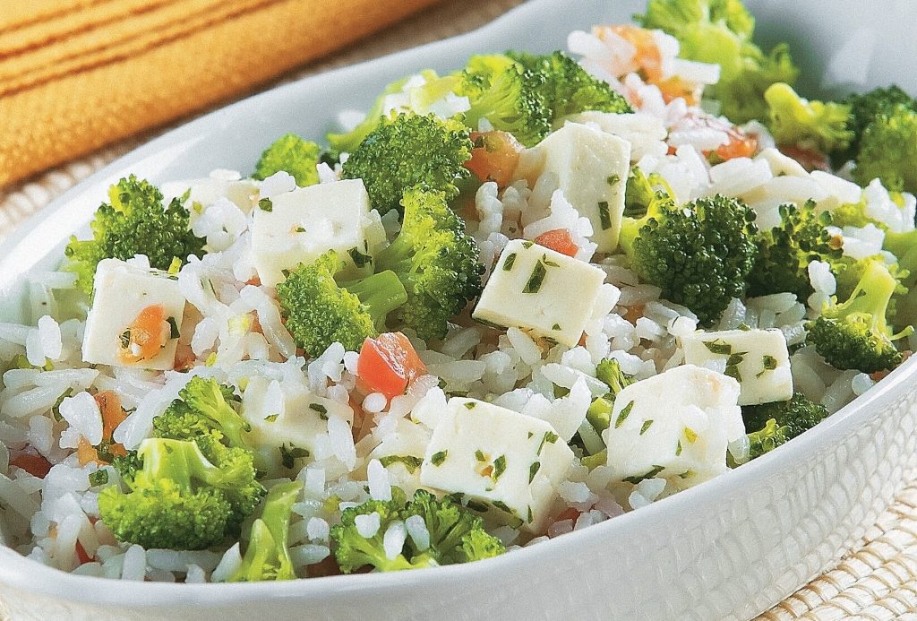 Foto de receita de arroz com queijo e brócolis