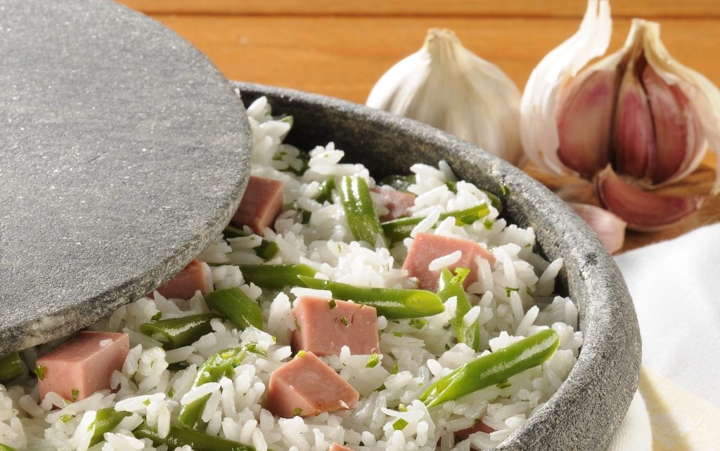 Foto de receita de arroz especial com vagem e mortadela