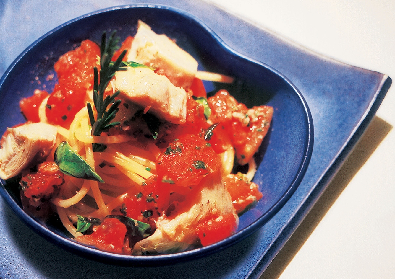Foto da receita de espaguete com tomate e alcachofra