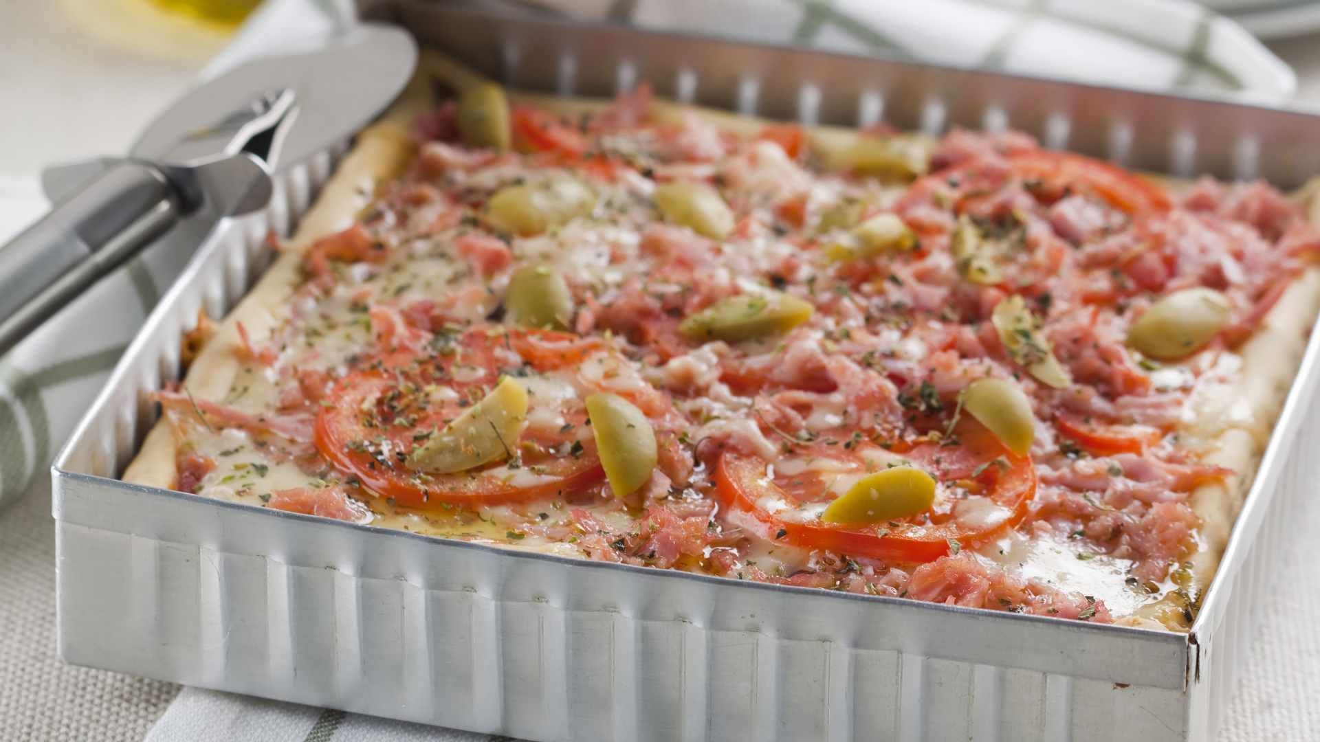 Pizza de presunto cru e queijo