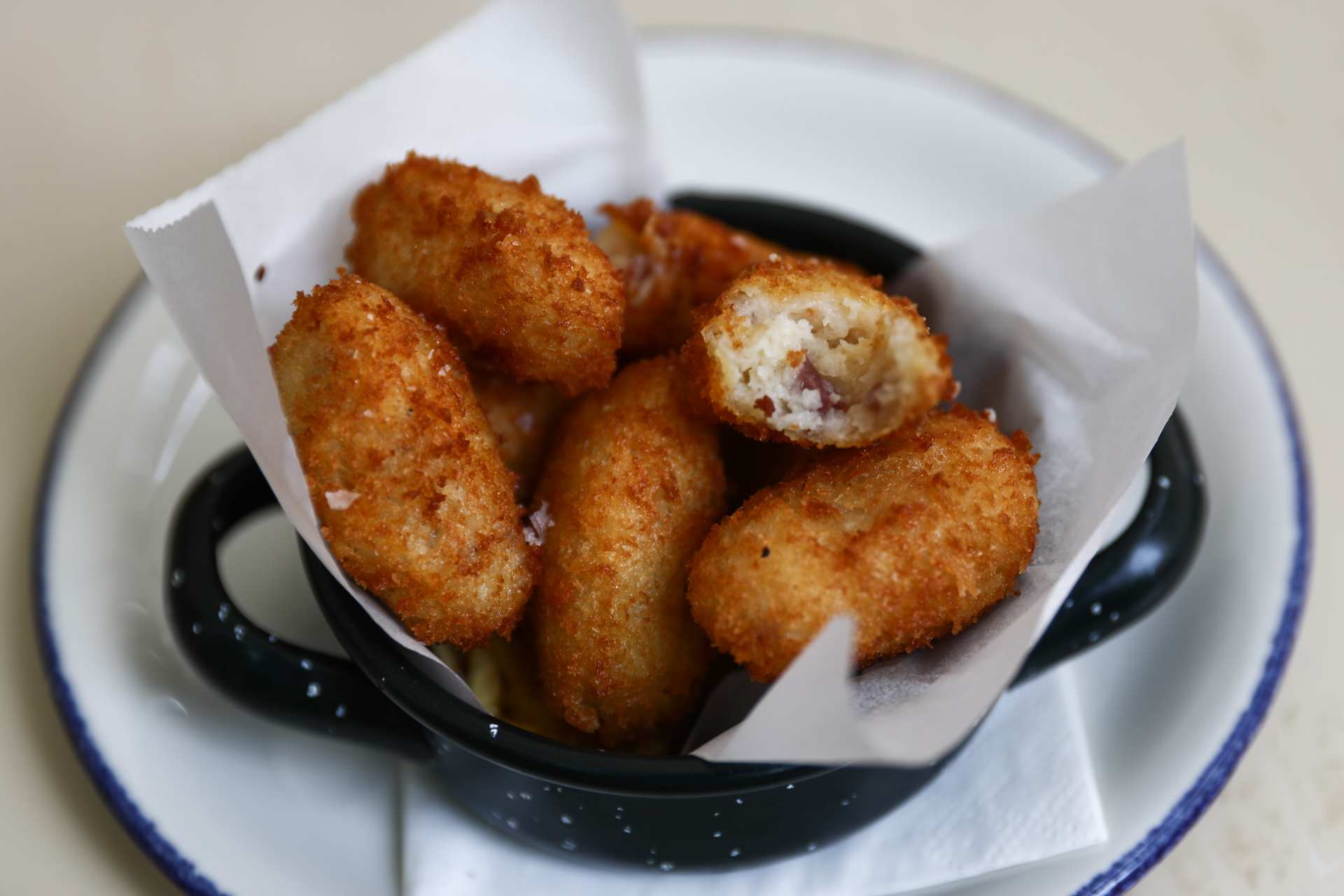Bolinho de polenta com sardinha