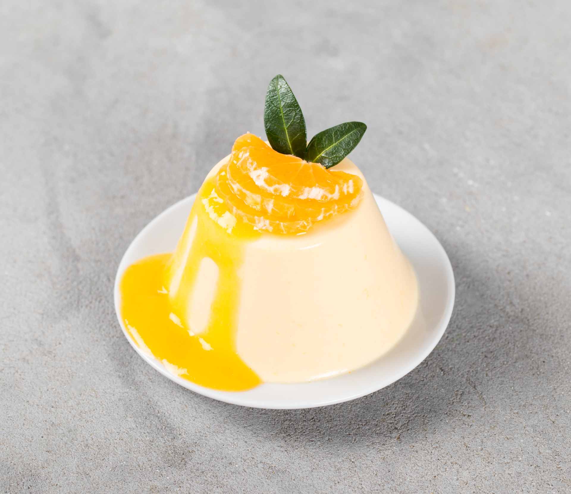 Gelatina de iogurte com calda de laranja e crocante
